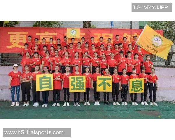 日本亚运足球队全力以赴冲击金牌展现青春风采与团队精神
